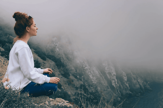 Frau spürt mehr Selbstvertrauen in Meditation